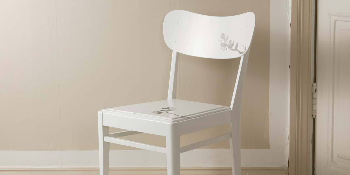Valkoiseksi maalattu tuoli.