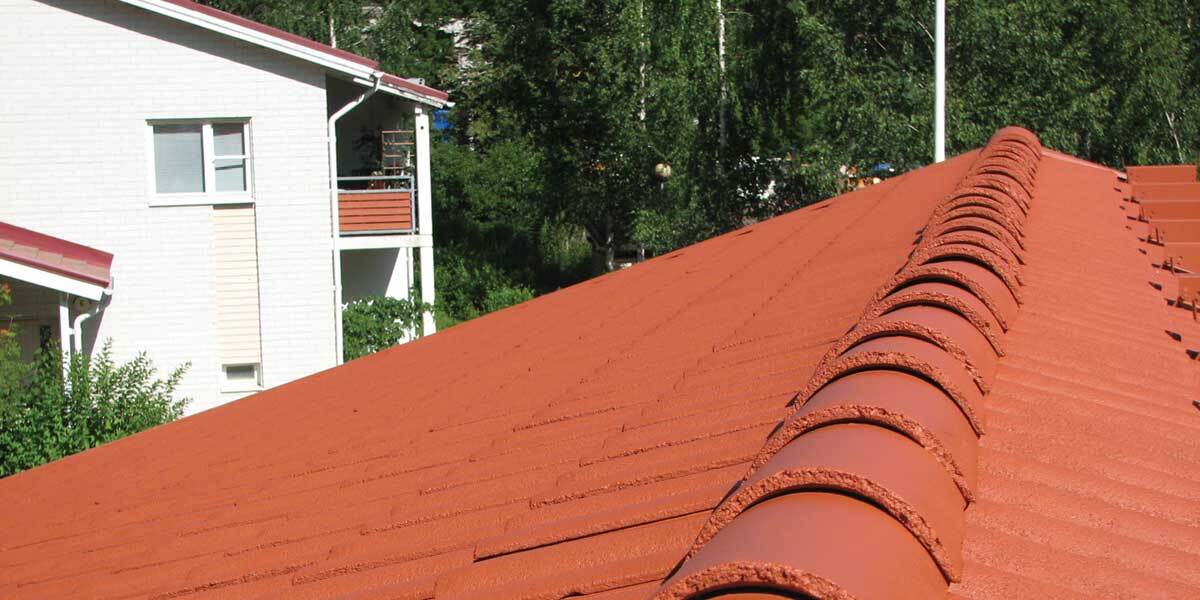 Kilpi Tiilikattomaalilla punaiseksi maalattu katto auringonpaisteessa