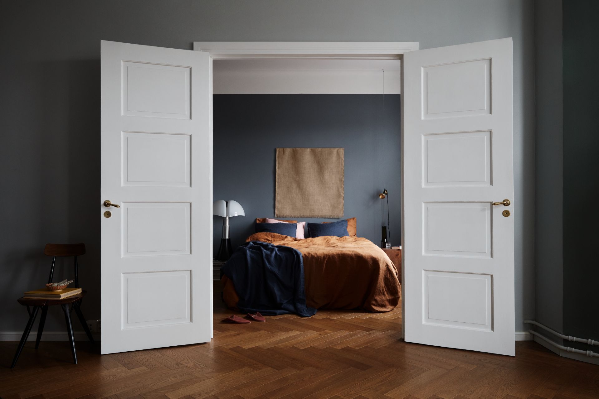 Tummansininen makuuhuone, joka on maalattu Harmony-sisäseinämaalilla