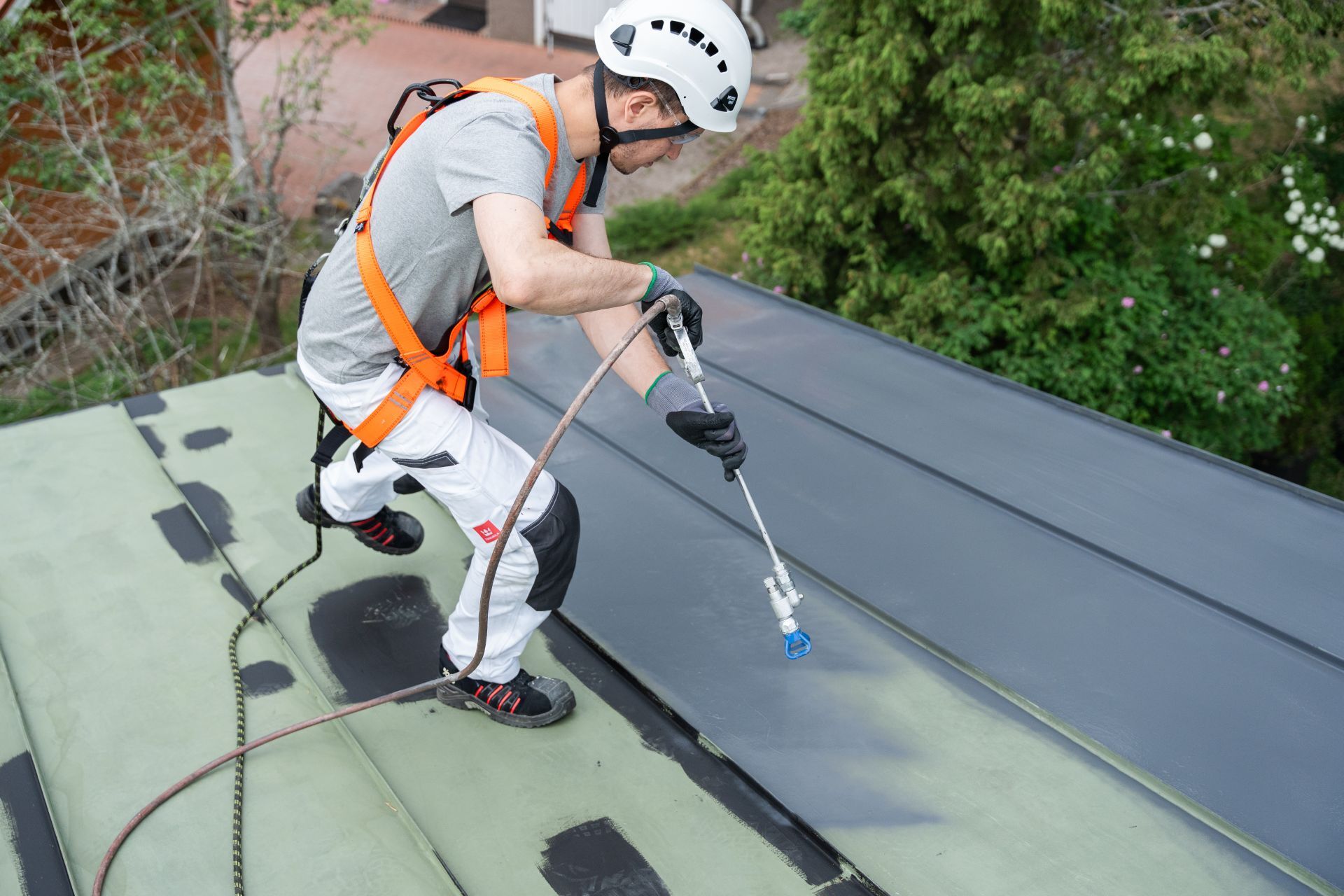 Peltikaton ruiskumaalaus