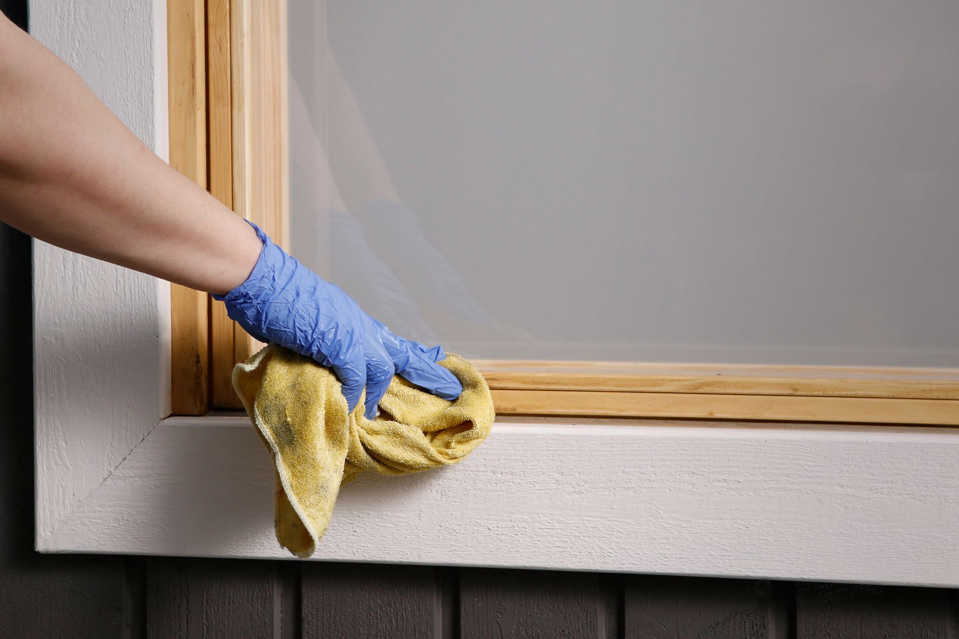 Pese pinnat. Käytä tarvittaessa Tikkurila Homeenpoisto -ainetta vedellä laimennettuna (1 osa Homeenpoistoa ja 3 osaa vettä).