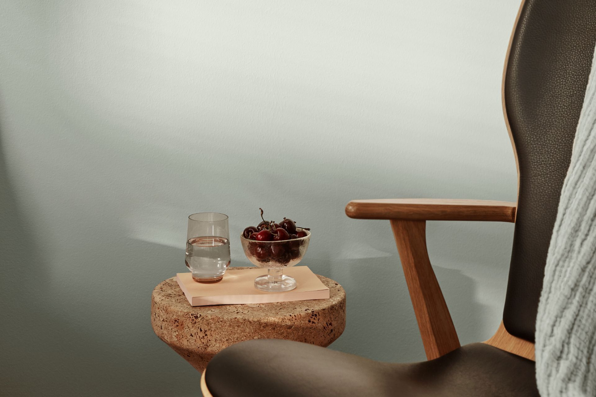Puinen tuoli ja pöytä vihreää seinää vasten