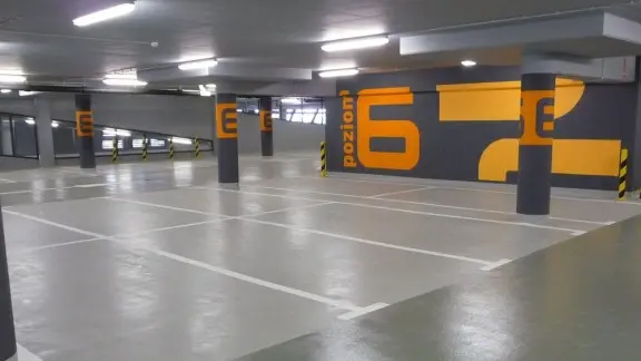 Betonilattia parkkihallissa
