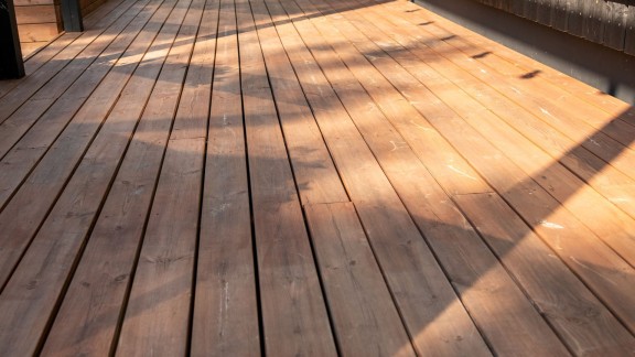 Leveät lankut terassissa.