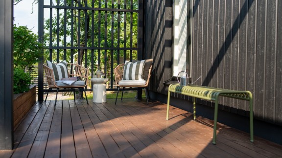 Terassi, joka mukailee talon muuta muotokieltä.