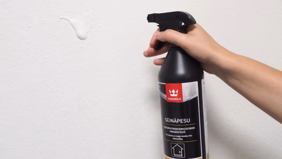Seinän puhdistaminen Seinäpesu-pesuaineella