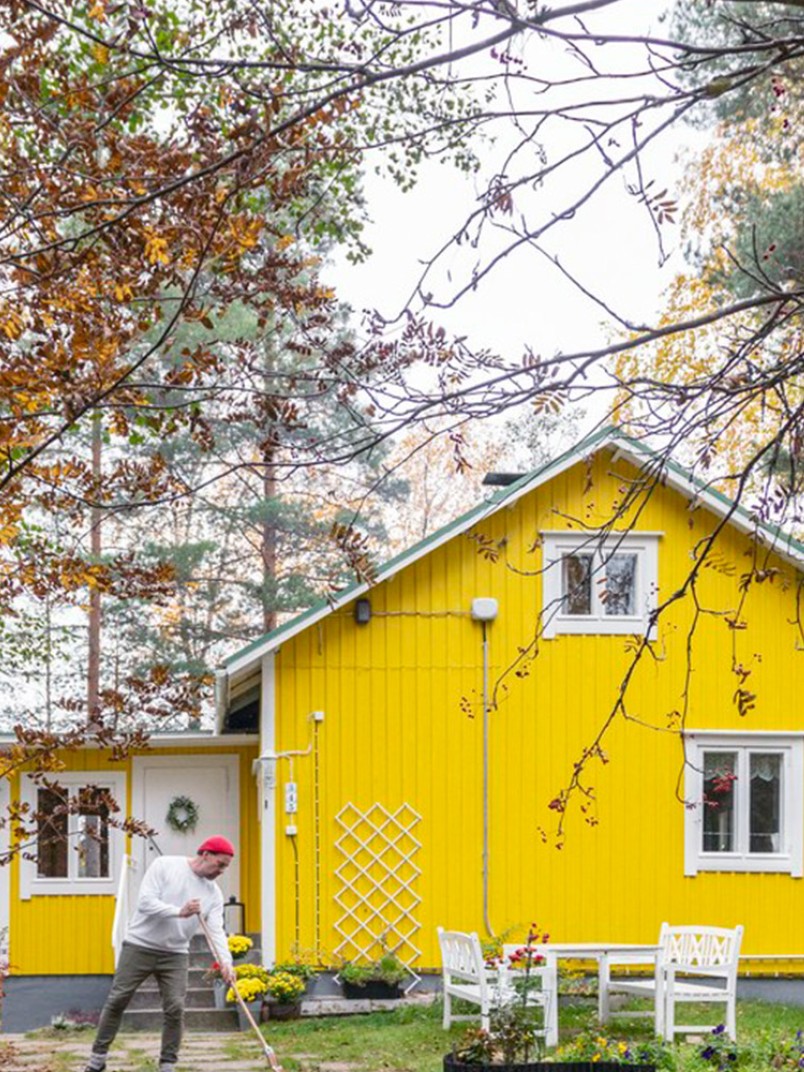 Keltainen mökki syksyisessä maisemassa