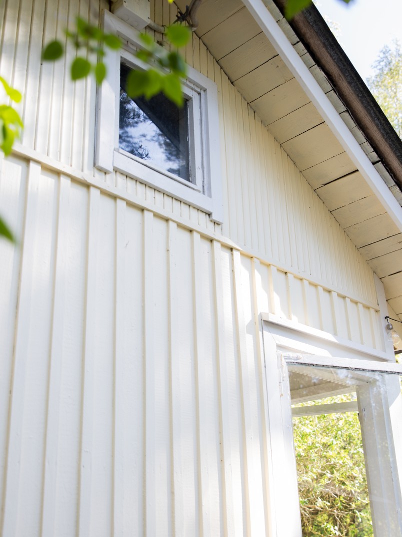 Vaaleankeltainen mökki