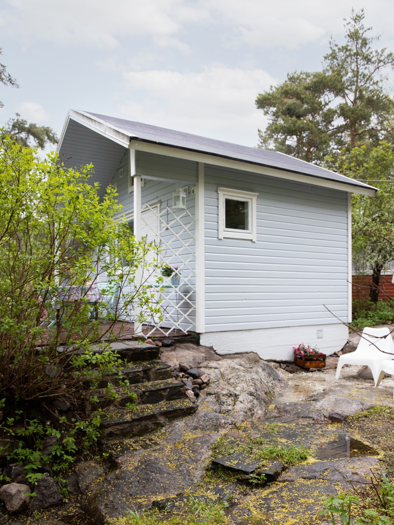 Rauhallinen siniharmaa mökki