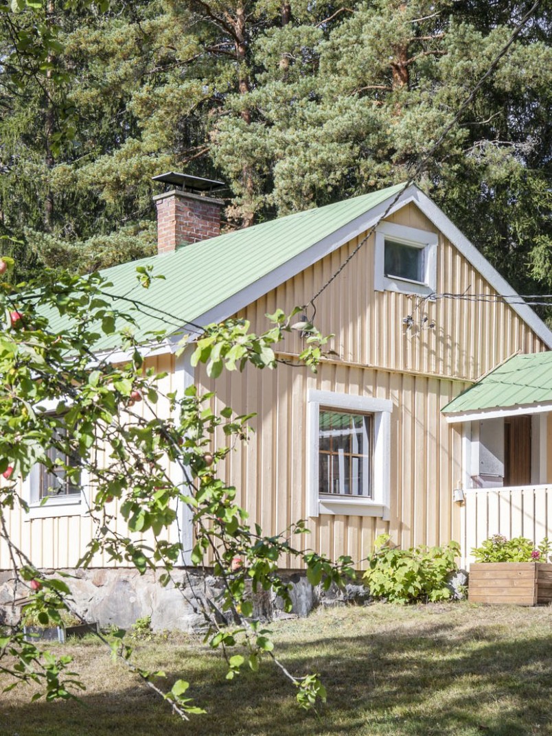 Pastellinkeltainen mökki