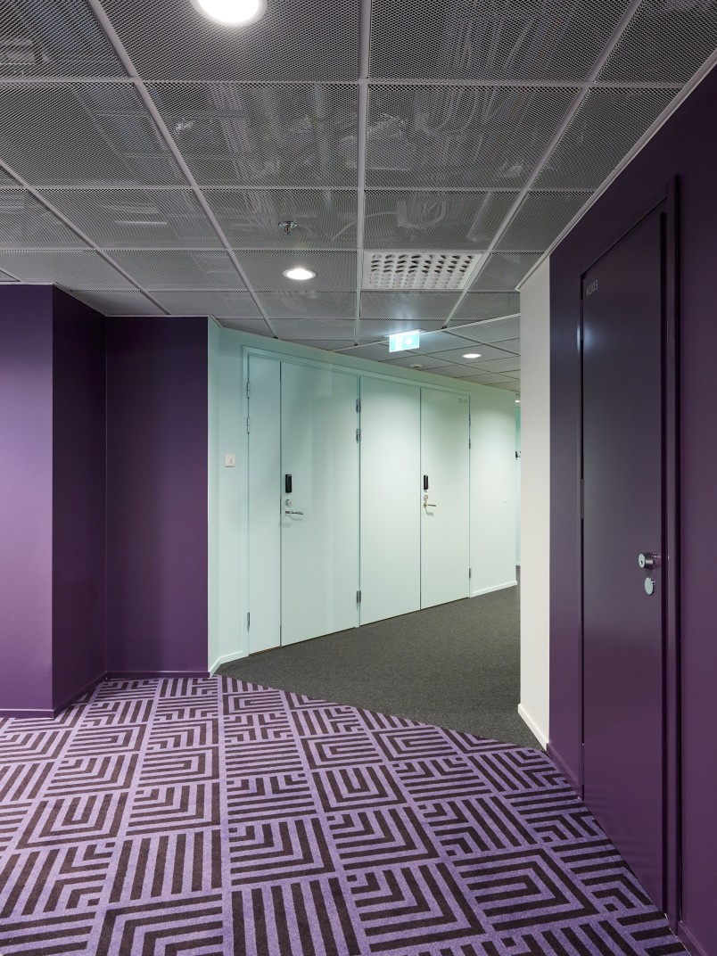 Violetiksi maalatut seinät toimistorakennuksessa