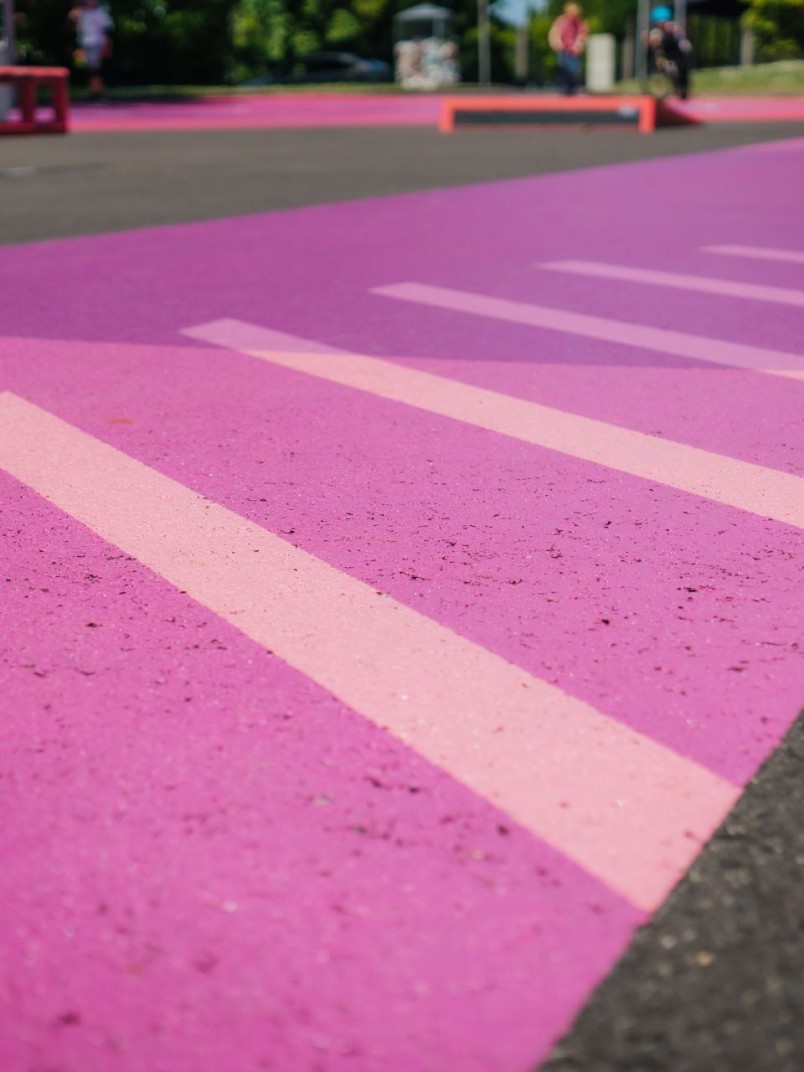 Tikkurilan Temafloor PU-UV Color polyuretaanipinnoitteella maalattu liila kuvio betonipintaan.