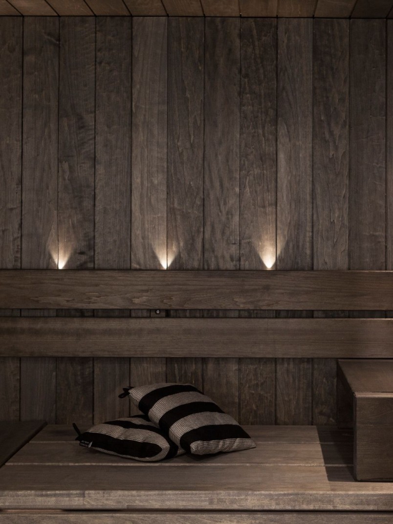 Tummanruskea sauna