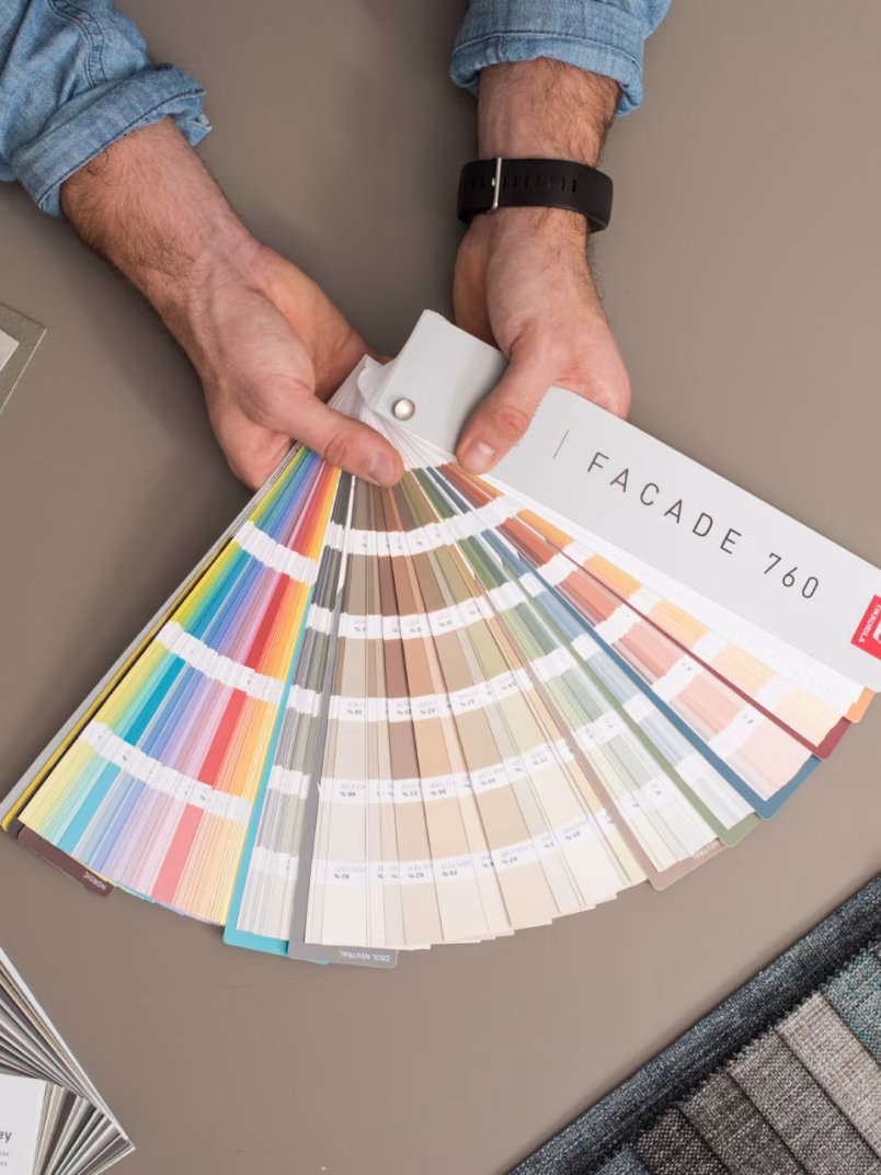 Tikkurila Facade 760-väriviuhka avoinna suunnittelijan kädessä