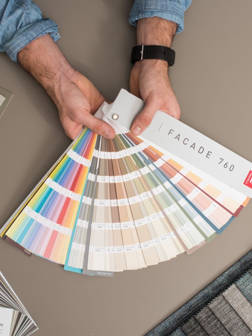 Tikkurila Facade 760-väriviuhka avoinna suunnittelijan kädessä