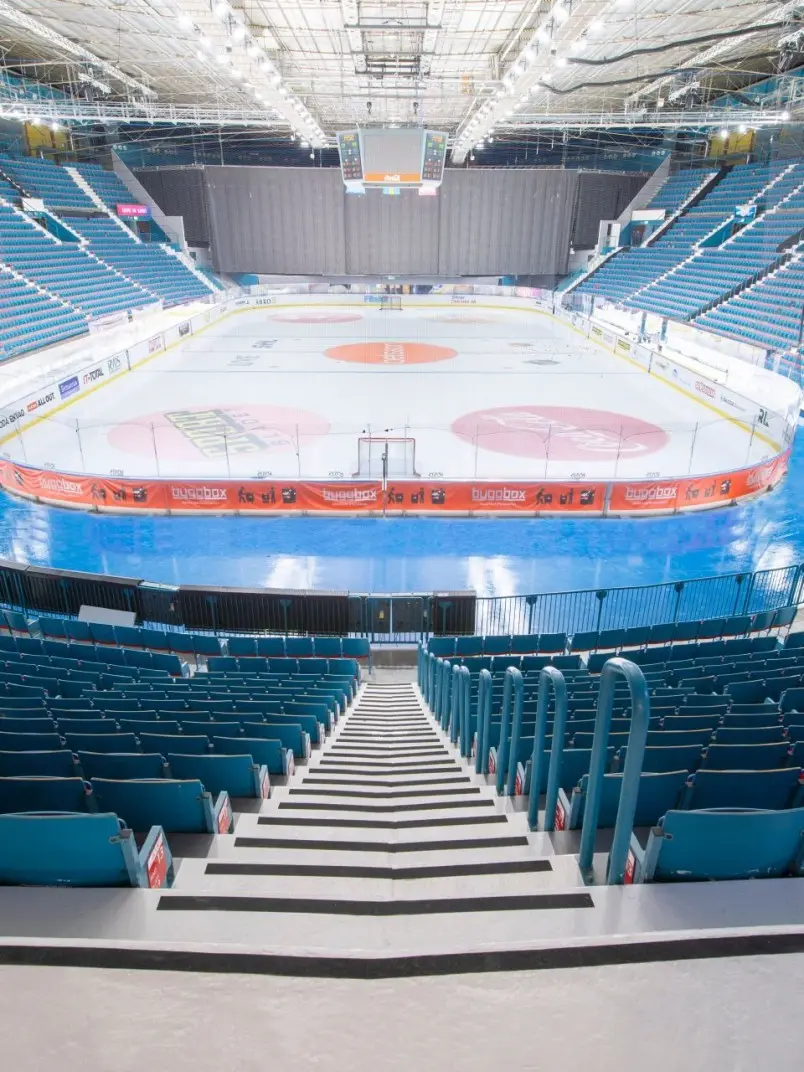Hovet-areenan jääkiekkokaukalo ja katsomo-alue. 