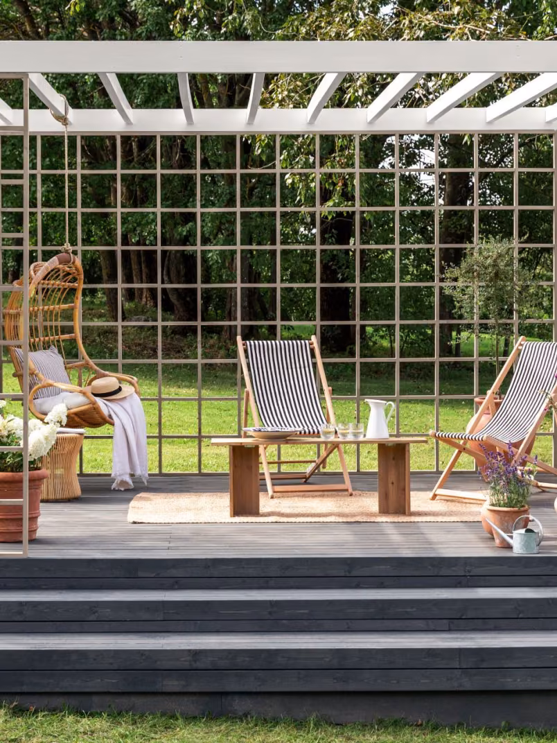 Kaunis harmaa terassi/pergola