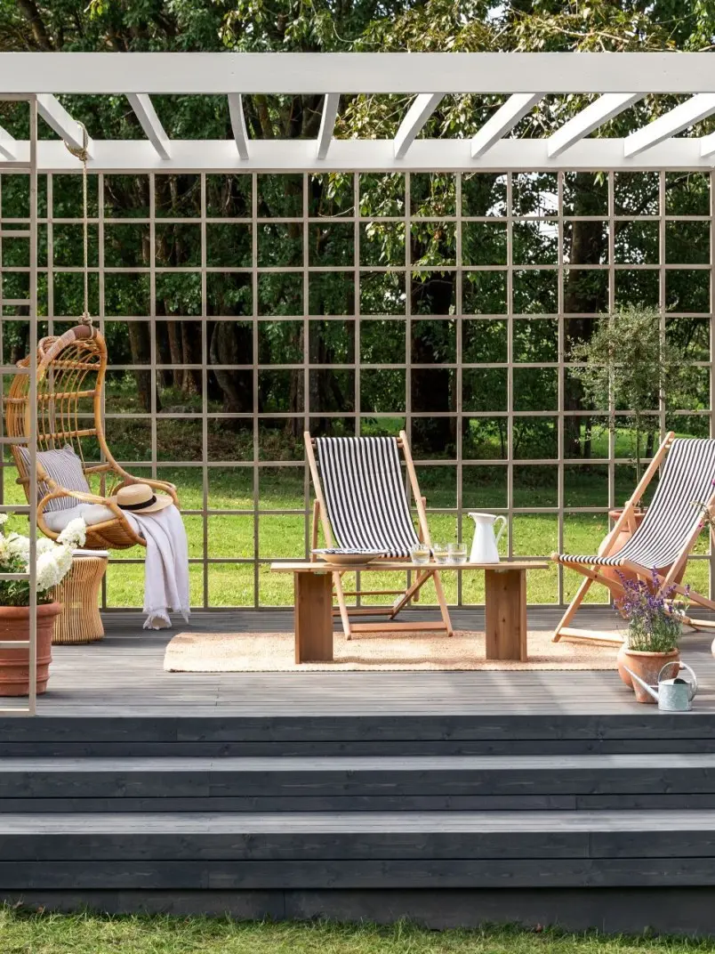 Kaunis harmaa terassi/pergola