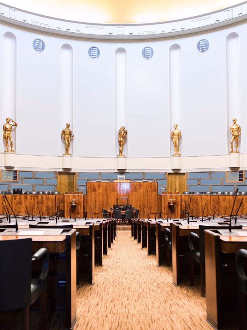 Eduskuntatalon alkuperäisen värimaailman paluu