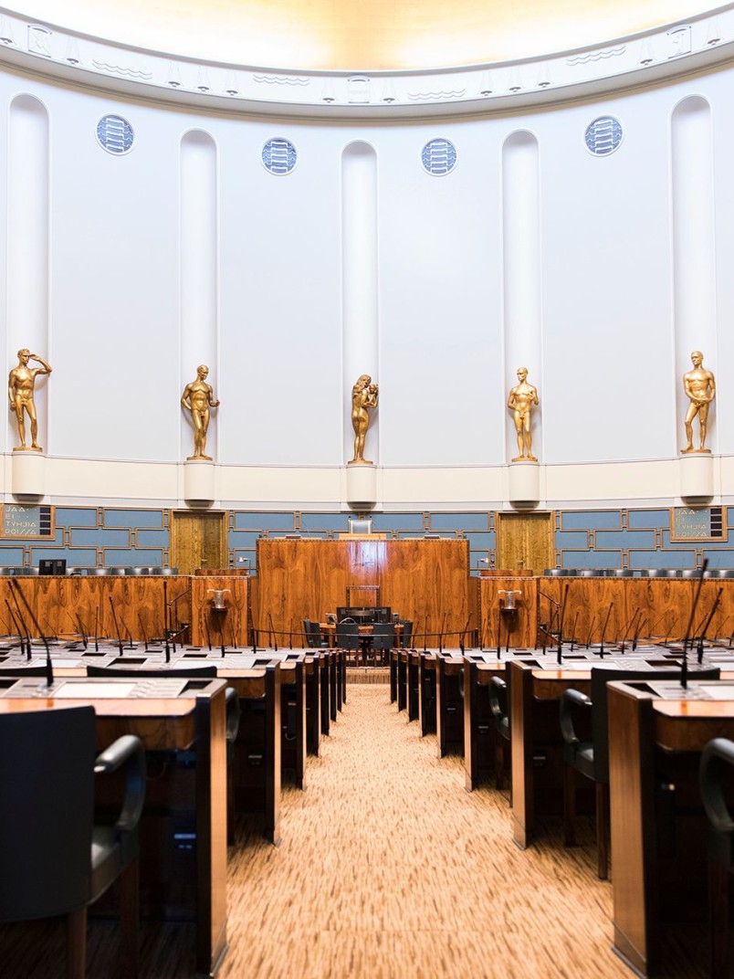 Eduskuntatalon alkuperäisen värimaailman paluu