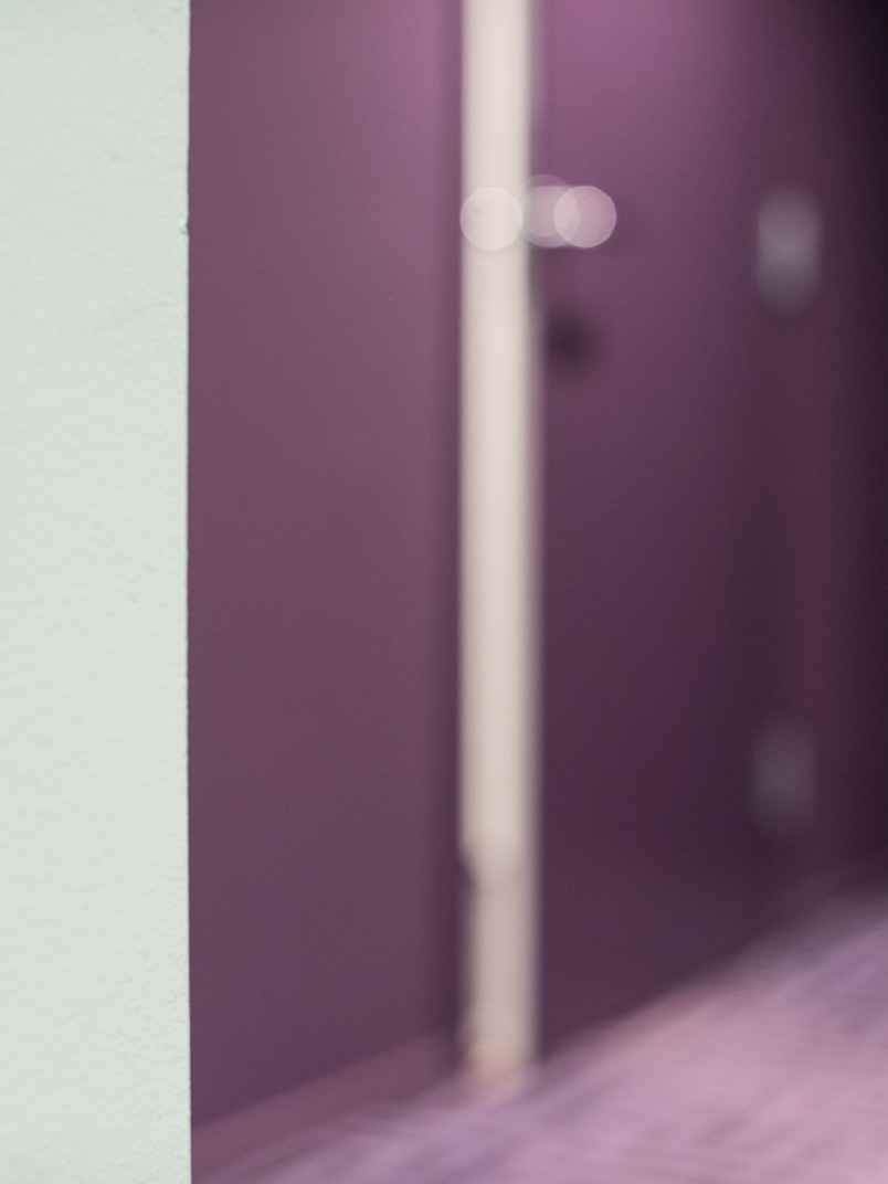 Violetti seinä liiketilassa