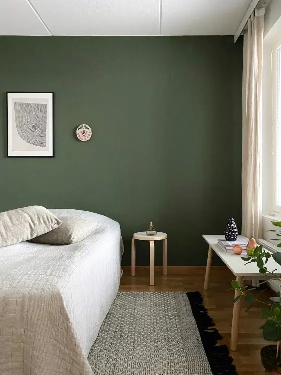 Vihreä tehosteseinä makuuhuoneessa sävyssä N448 Bonsai
