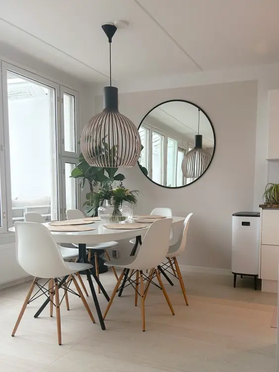 Beige tehosteseinä ruokailutilassa sävyssä H484 Mulperi