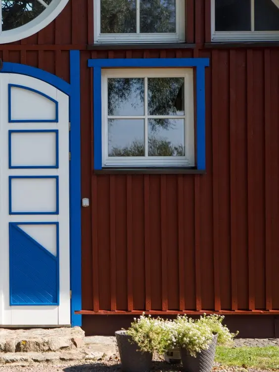 Punainen villa sinisillä ikkunoilla