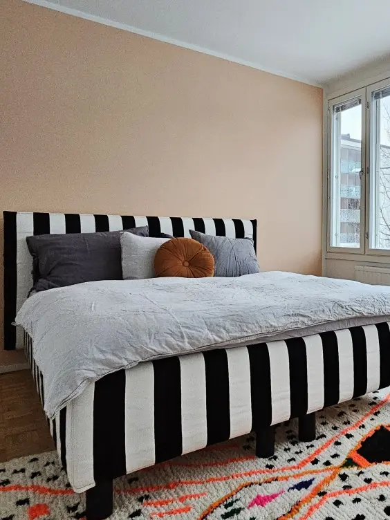 Persikan beige makuuhuoneen seinä 