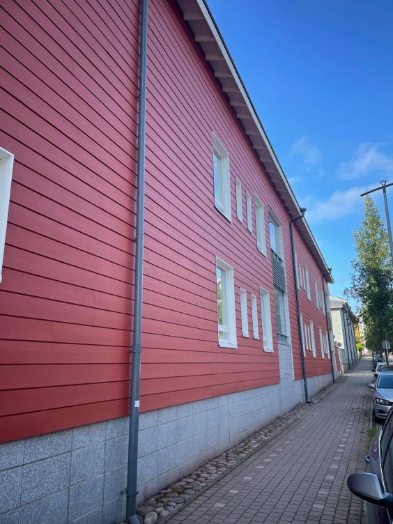 taloyhtiön maalattu julkisivu, punainen