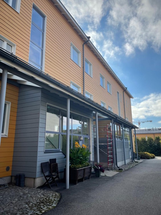 maalattu julkisivu, keltainen