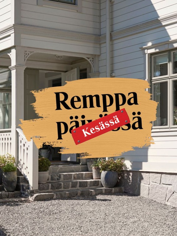 Puutalon sisäänkäynti. Edessä Remppa kesässä -logo