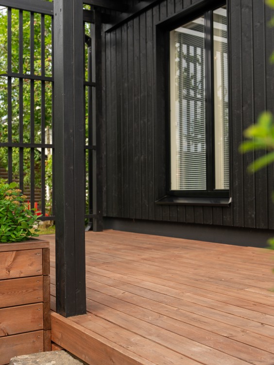 Katettu puulaudoitettu terassi