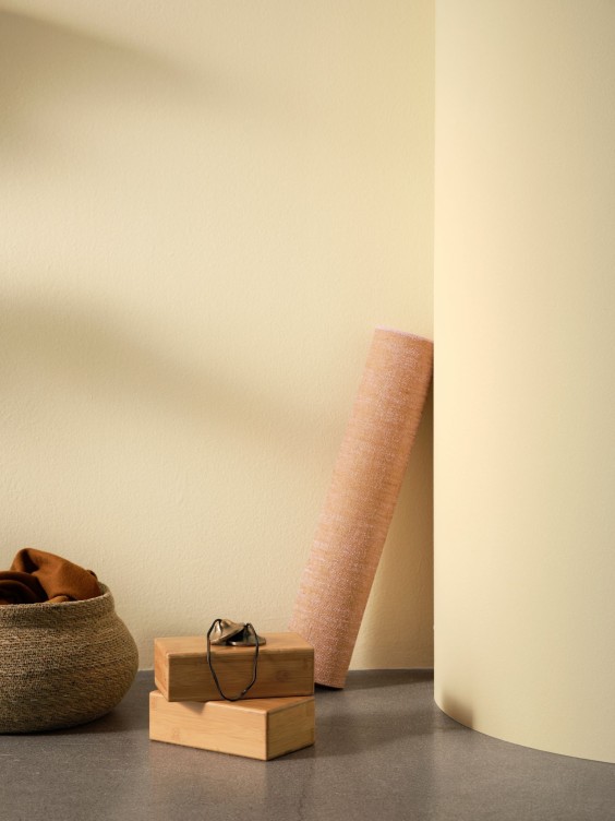 Lumora-maali seinällä. Edessä joogavälineitä.