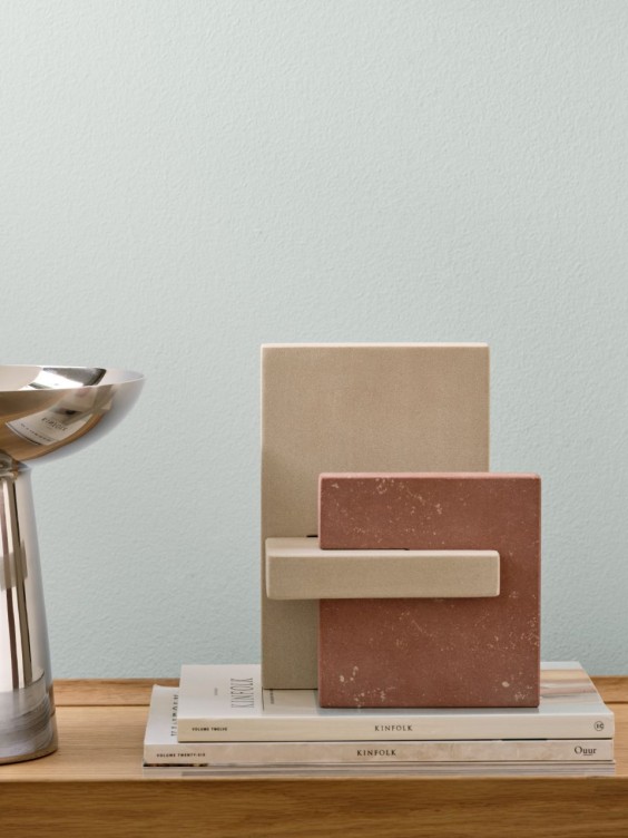 Mistara-sävy seinällä. Pöydällä krominen tarjoiluastia.