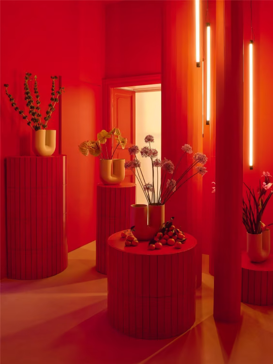 Viileä krisikanpunainen huone Muuto Apartment sisustustrendien designer Milanossa 2025.