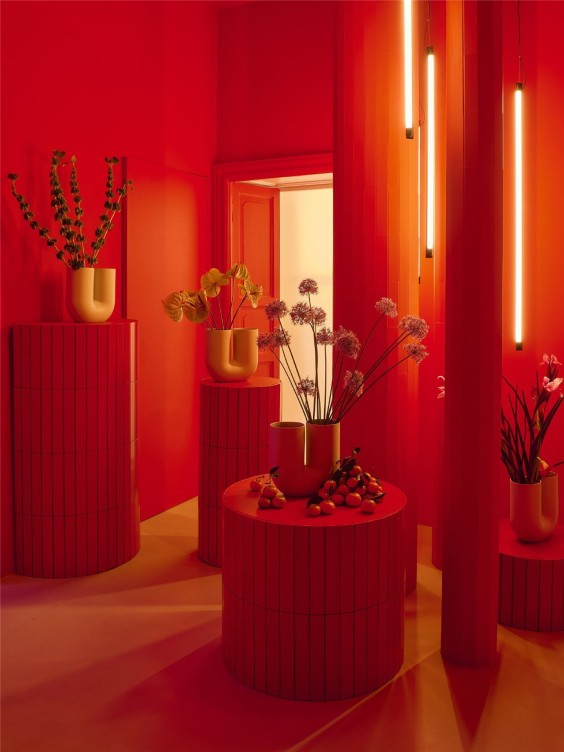 Viileä krisikanpunainen huone Muuto Apartment sisustustrendien designer Milanossa 2025.