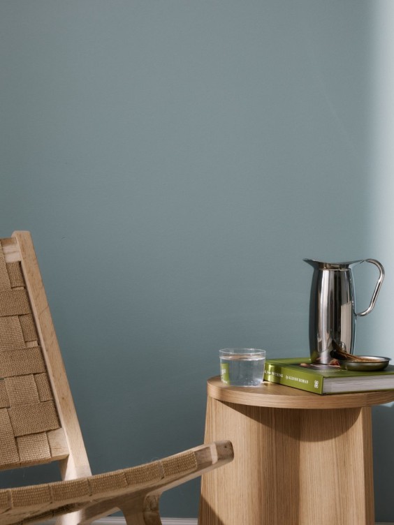 Mute Ocealis seinällä, kontrastina vaaleat, tammiset kalusteet.