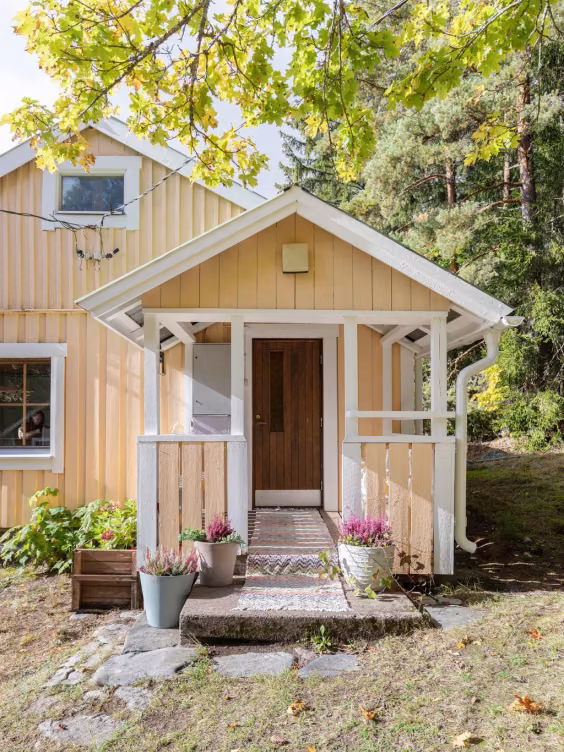 Vaaleankeltainen mökki