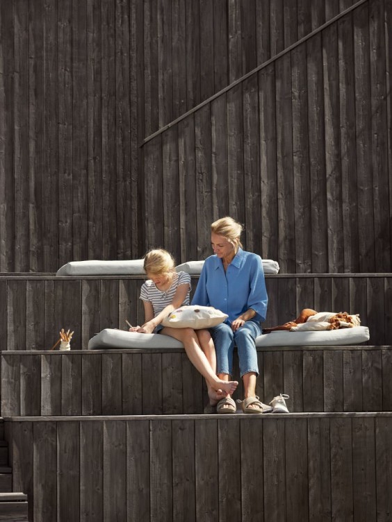 Tumma terassi ja talon julkisivu