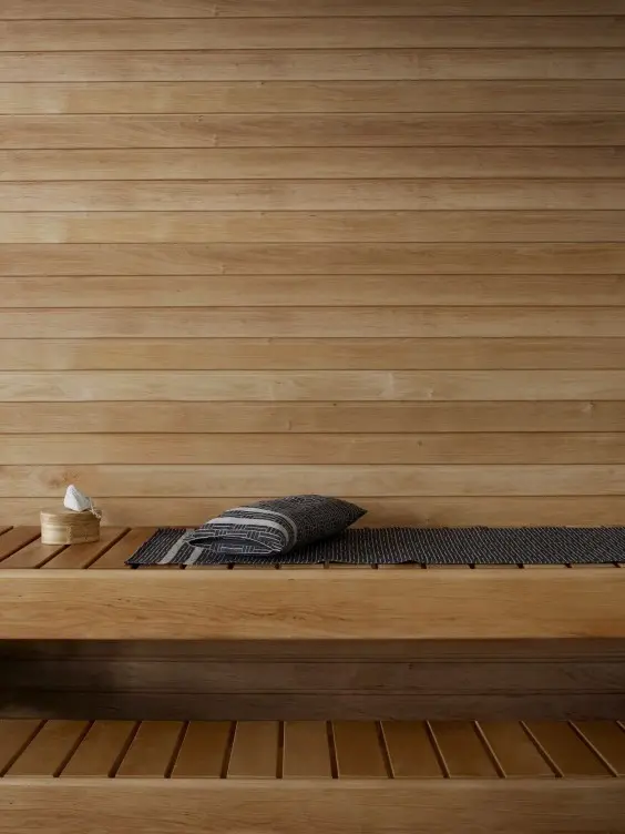 Puun värinen sauna 