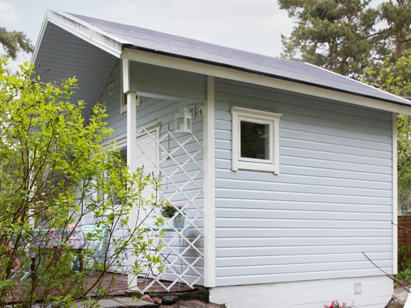 Rauhallinen siniharmaa mökki