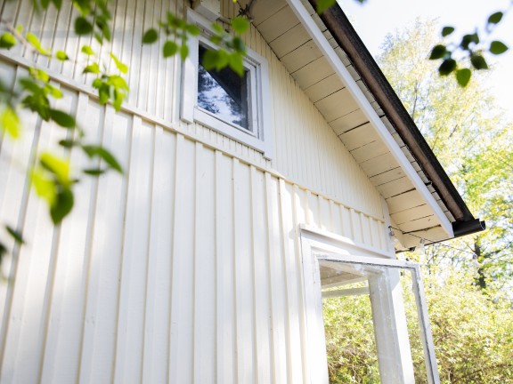 Vaaleankeltainen mökki