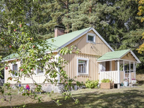 Pastellinkeltainen mökki