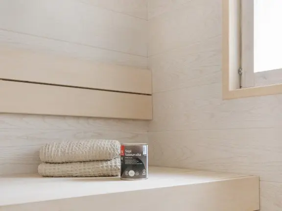 Vaalea moderni sauna, joka on vahattu valkoisella Supi Saunavahalla