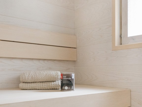Vaalea moderni sauna, joka on vahattu valkoisella Supi Saunavahalla