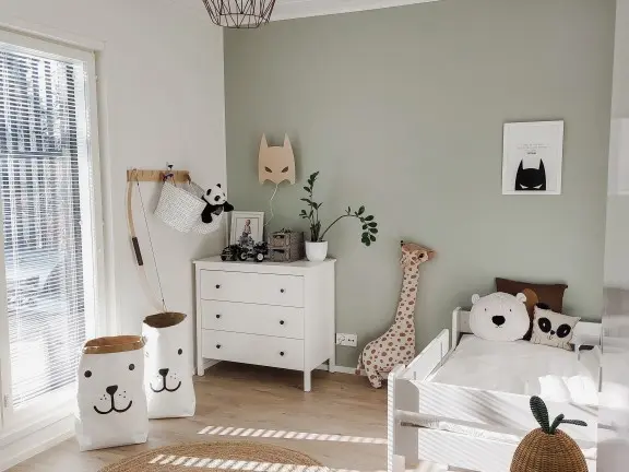 Lastenhuone, jossa on vaaleanvihreä tehosteseinä