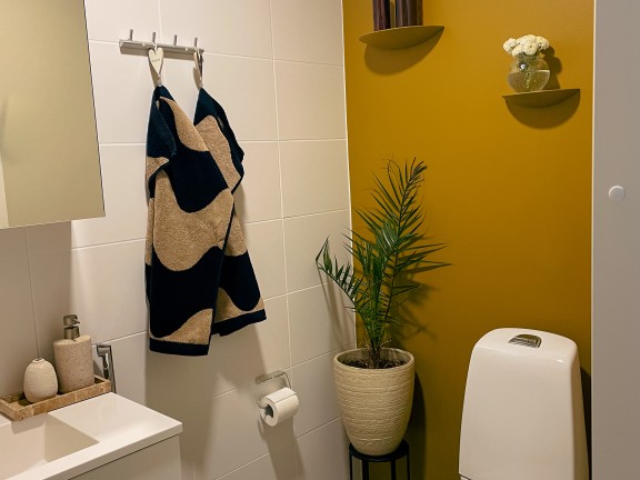 Keltainen vessan seinä 