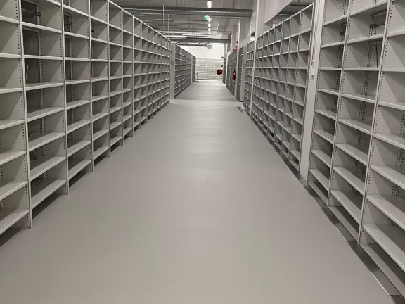 Varastokirjaston lattiaratkaisu