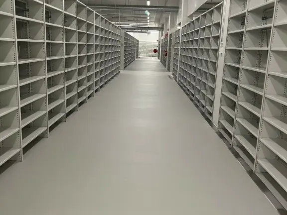 Varastokirjaston lattiaratkaisu